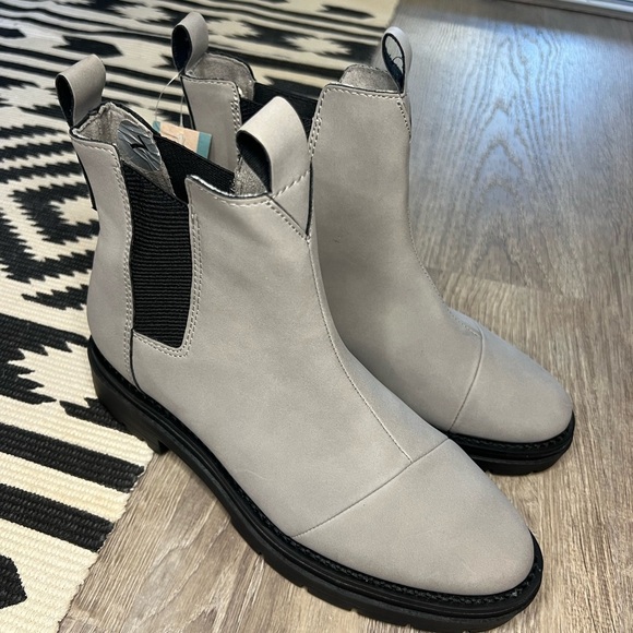 TOMS - Skylar Chelsea Boots Cement Synthetic Nubuck Women Size 7 NWT - Picture 2 of 7